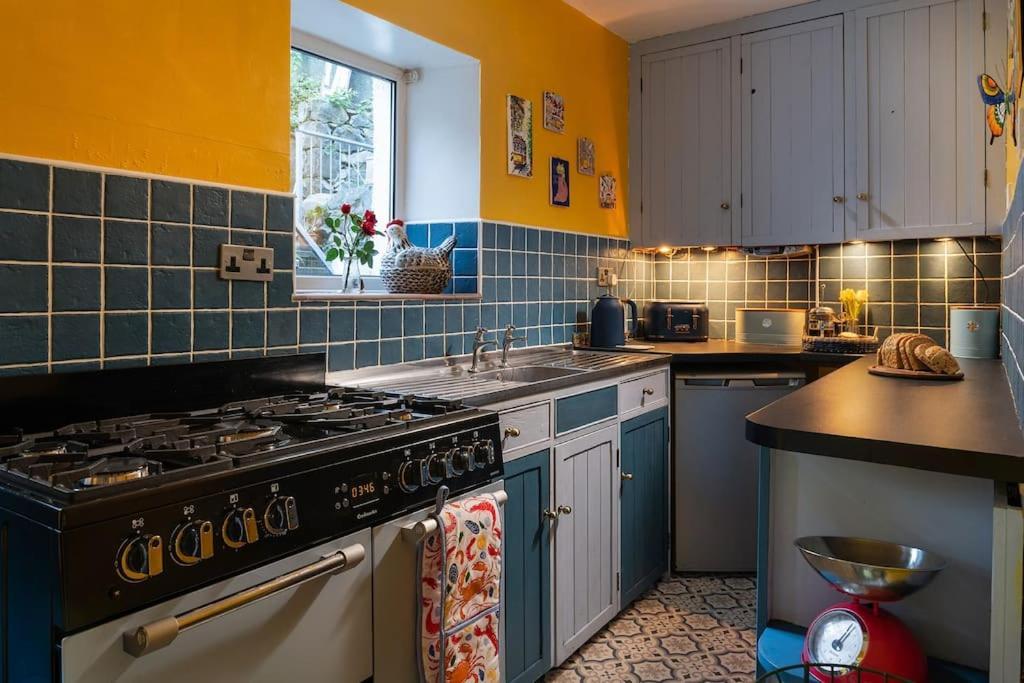 Fantastic Sea Views At Century'S Old Alma'S Cottage - Sleeps Up To 8 Guests Penmaenmawr Bagian luar foto