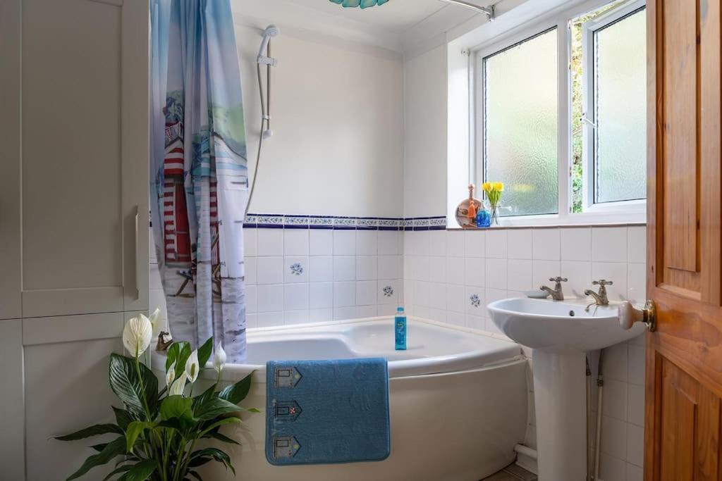 Fantastic Sea Views At Century'S Old Alma'S Cottage - Sleeps Up To 8 Guests Penmaenmawr Bagian luar foto